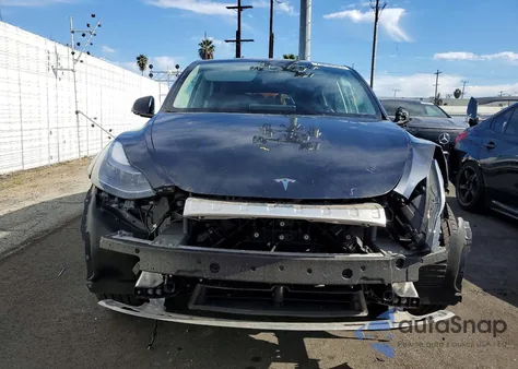 2025 Tesla Model Y z USA, uszkodzony, nr VIN 7SAYGDED7SF314012